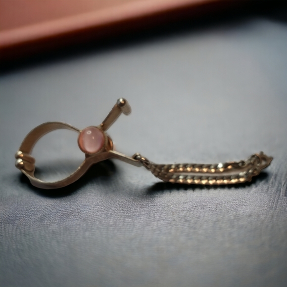 None Accessories - Vintage glove clip hammered texture pink glass